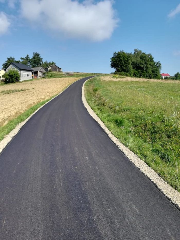 Miniaturka artykułu Kolejne dwa odcinki dróg gminnych w Żurowej z nową nawierzchnią asfaltową.